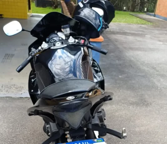 Motocicleta apreendida pela PRF, usada por motociclista em racha na BR-282, com placa adulterada.