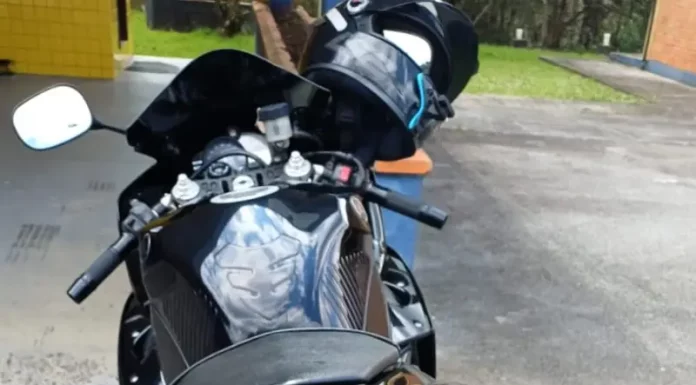 Motociclista é preso por participar de racha e adulterar placa na BR-282 em Rancho Queimado Motocicleta apreendida pela PRF, usada por motociclista em racha na BR-282, com placa adulterada.