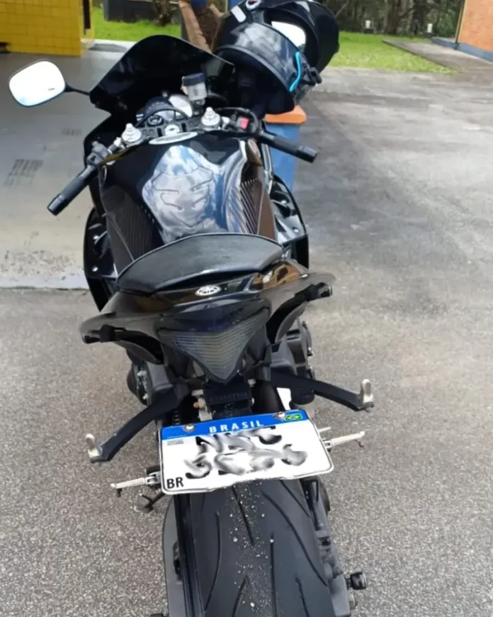 Motocicleta apreendida pela PRF, usada por motociclista em racha na BR-282, com placa adulterada.