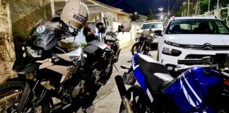 Moto furtada, Yamaha/Fazer 250 recuperada pela Polícia Militar após perseguição em Florianópolis.