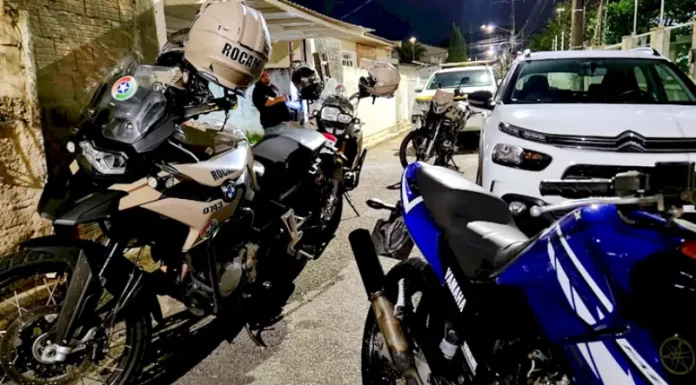 Moto furtada, Yamaha/Fazer 250 recuperada pela Polícia Militar após perseguição em Florianópolis.
