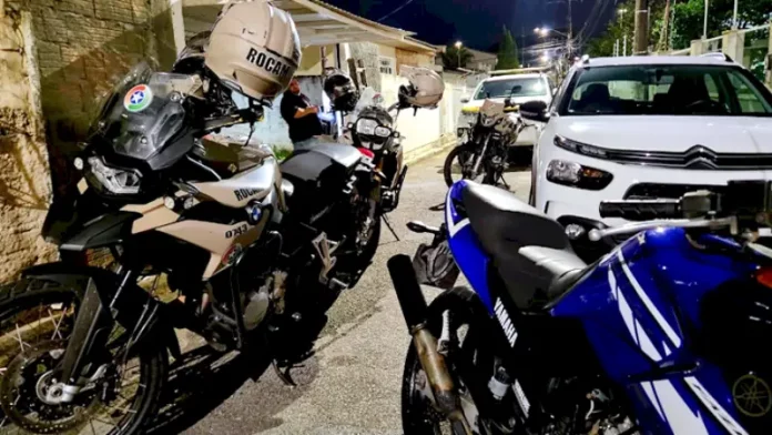 Moto furtada, Yamaha/Fazer 250 recuperada pela Polícia Militar após perseguição em Florianópolis.