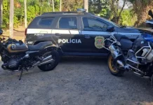 Motocicletas BMW apreendidas pela Polícia Civil durante operação contra rifas ilegais em Blumenau.