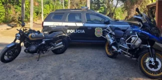 Motocicletas BMW apreendidas pela Polícia Civil durante operação contra rifas ilegais em Blumenau.