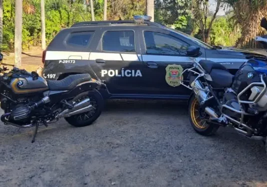 Motocicletas BMW apreendidas pela Polícia Civil durante operação contra rifas ilegais em Blumenau.