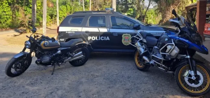 Motocicletas BMW apreendidas pela Polícia Civil durante operação contra rifas ilegais em Blumenau.