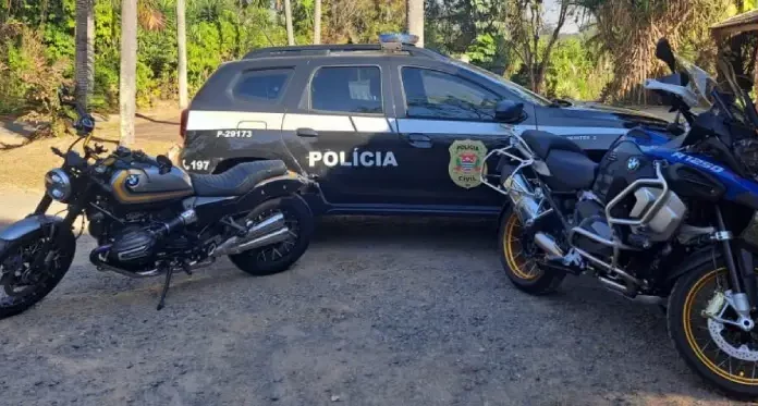 Motocicletas BMW apreendidas pela Polícia Civil durante operação contra rifas ilegais em Blumenau.