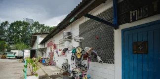 Fachada do Museu do Lixo em Florianópolis, com exposição de obras criadas a partir de materiais reciclados.