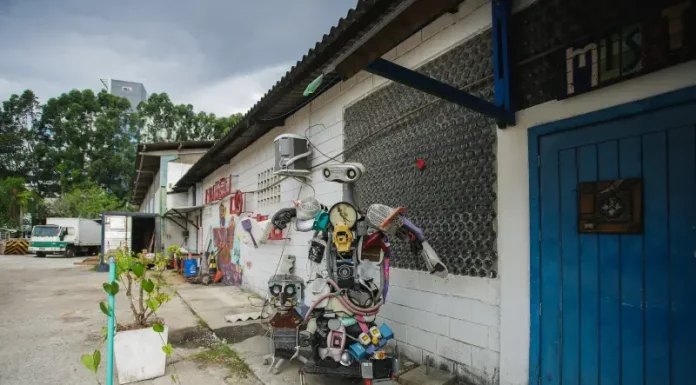 Fachada do Museu do Lixo em Florianópolis, com exposição de obras criadas a partir de materiais reciclados.