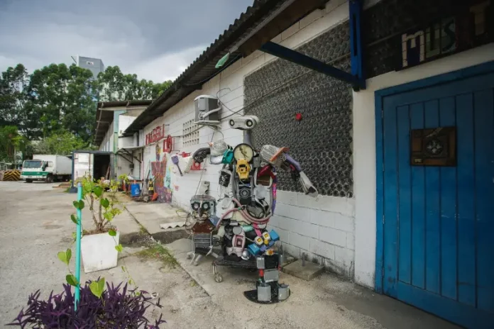 Fachada do Museu do Lixo em Florianópolis, com exposição de obras criadas a partir de materiais reciclados.