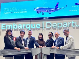 Representantes do Governo de Santa Catarina, da LATAM, da Prefeitura de Florianópolis e do Floripa Airport durante cerimônia de inauguração da nova rota aérea direta entre Florianópolis e Porto Alegre.