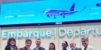 Representantes do Governo de Santa Catarina, da LATAM, da Prefeitura de Florianópolis e do Floripa Airport durante cerimônia de inauguração da nova rota aérea direta entre Florianópolis e Porto Alegre.