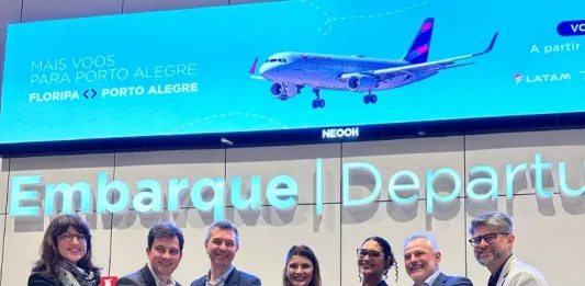 Representantes do Governo de Santa Catarina, da LATAM, da Prefeitura de Florianópolis e do Floripa Airport durante cerimônia de inauguração da nova rota aérea direta entre Florianópolis e Porto Alegre.