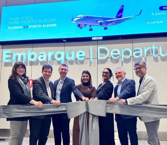 Representantes do Governo de Santa Catarina, da LATAM, da Prefeitura de Florianópolis e do Floripa Airport durante cerimônia de inauguração da nova rota aérea direta entre Florianópolis e Porto Alegre.