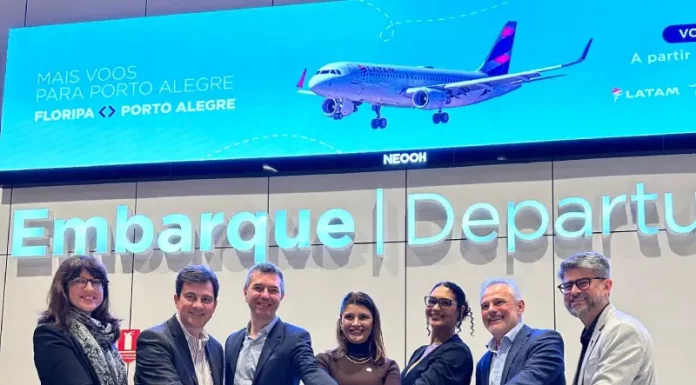 Representantes do Governo de Santa Catarina, da LATAM, da Prefeitura de Florianópolis e do Floripa Airport durante cerimônia de inauguração da nova rota aérea direta entre Florianópolis e Porto Alegre.