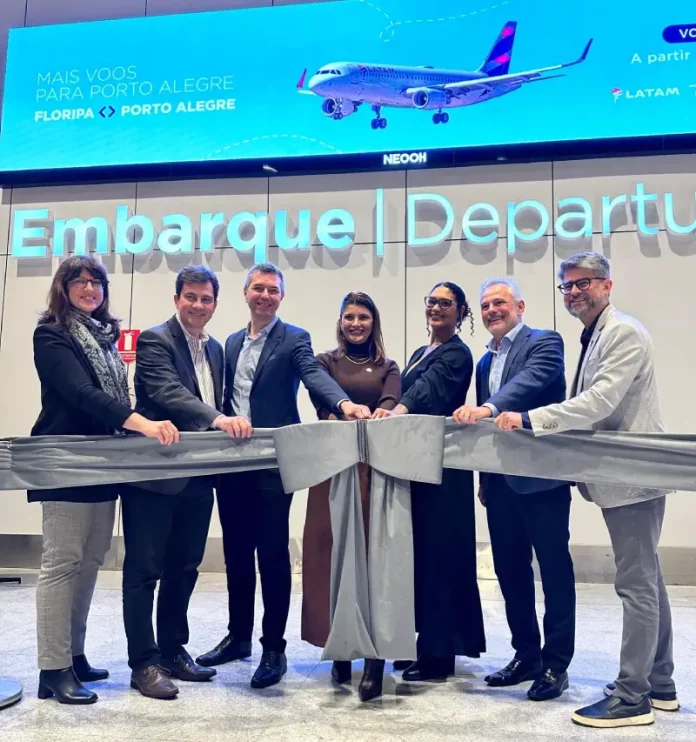 Representantes do Governo de Santa Catarina, da LATAM, da Prefeitura de Florianópolis e do Floripa Airport durante cerimônia de inauguração da nova rota aérea direta entre Florianópolis e Porto Alegre.