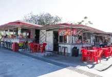 Foto de quiosques instalados em praça de Florianópolis, mostrando o espaço público da cidade.
