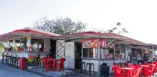 Foto de quiosques instalados em praça de Florianópolis, mostrando o espaço público da cidade.