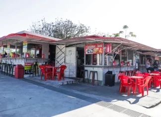 Foto de quiosques instalados em praça de Florianópolis, mostrando o espaço público da cidade.