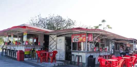 Foto de quiosques instalados em praça de Florianópolis, mostrando o espaço público da cidade.
