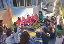 Crianças da Educação Infantil participando de atividades lúdicas com a professora.