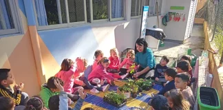 Crianças da Educação Infantil participando de atividades lúdicas com a professora.