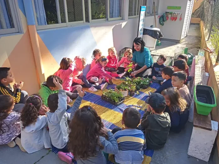 Crianças da Educação Infantil participando de atividades lúdicas com a professora.