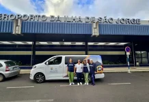 Rendeiras de Florianópolis chegam ao aeroporto da Ilha de São Jorge, em Portugal, para missão cultural de ensino da renda de bilro.