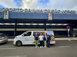 Rendeiras de Florianópolis chegam ao aeroporto da Ilha de São Jorge, em Portugal, para missão cultural de ensino da renda de bilro.