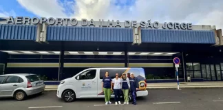 Rendeiras de Florianópolis chegam ao aeroporto da Ilha de São Jorge, em Portugal, para missão cultural de ensino da renda de bilro.