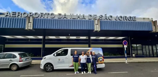 Rendeiras de Florianópolis chegam ao aeroporto da Ilha de São Jorge, em Portugal, para missão cultural de ensino da renda de bilro.