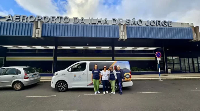 Rendeiras de Florianópolis chegam ao aeroporto da Ilha de São Jorge, em Portugal, para missão cultural de ensino da renda de bilro.