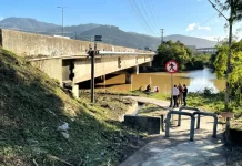 Autoridades visitam passagem de pedestres sob o Rio Biguaçu, local que receberá câmeras de reconhecimento facial para aumentar a segurança.