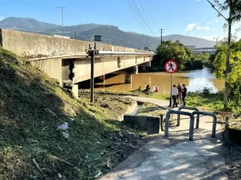 Autoridades visitam passagem de pedestres sob o Rio Biguaçu, local que receberá câmeras de reconhecimento facial para aumentar a segurança.