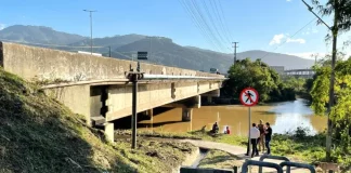 Autoridades visitam passagem de pedestres sob o Rio Biguaçu, local que receberá câmeras de reconhecimento facial para aumentar a segurança.