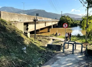 Autoridades visitam passagem de pedestres sob o Rio Biguaçu, local que receberá câmeras de reconhecimento facial para aumentar a segurança.