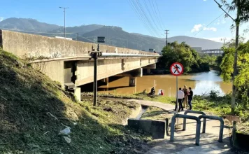 Autoridades visitam passagem de pedestres sob o Rio Biguaçu, local que receberá câmeras de reconhecimento facial para aumentar a segurança.
