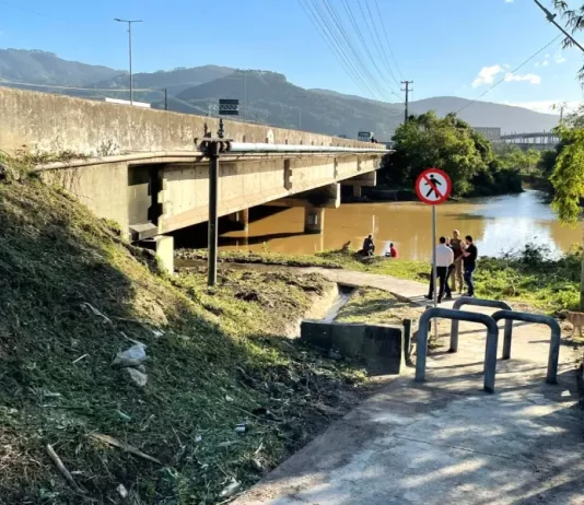 Autoridades visitam passagem de pedestres sob o Rio Biguaçu, local que receberá câmeras de reconhecimento facial para aumentar a segurança.