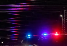 carros de polícia, a noite, com luzes e giroflex ligados, simulando atuação em casos de homicídios