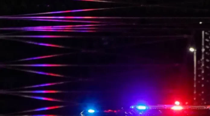 carros de polícia, a noite, com luzes e giroflex ligados, simulando atuação em casos de homicídios