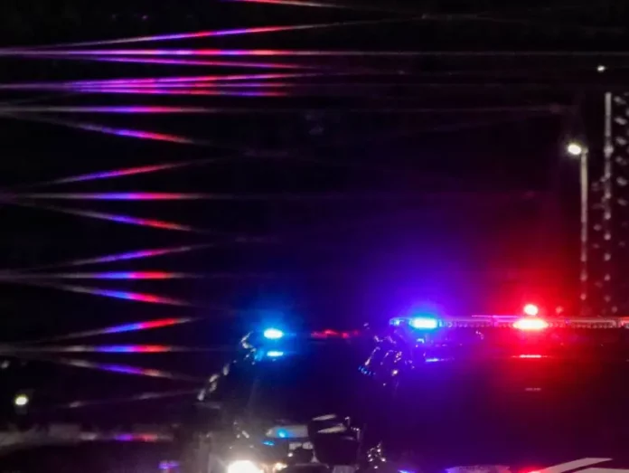 carros de polícia, a noite, com luzes e giroflex ligados, simulando atuação em casos de homicídios