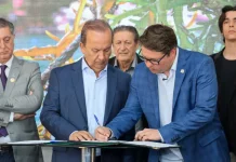 Governador Jorginho Mello e o secretário Tiago Bolan Frigo assinam pacote de incentivos durante o lançamento da 2ª Semana Catarinense do Pescado, em evento no Largo da Alfândega, em Florianópolis.