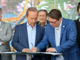 Governador Jorginho Mello e o secretário Tiago Bolan Frigo assinam pacote de incentivos durante o lançamento da 2ª Semana Catarinense do Pescado, em evento no Largo da Alfândega, em Florianópolis.