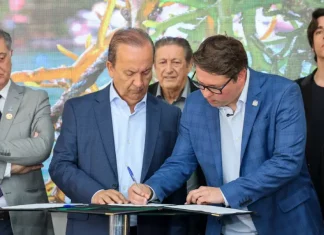 Governador Jorginho Mello e o secretário Tiago Bolan Frigo assinam pacote de incentivos durante o lançamento da 2ª Semana Catarinense do Pescado, em evento no Largo da Alfândega, em Florianópolis.