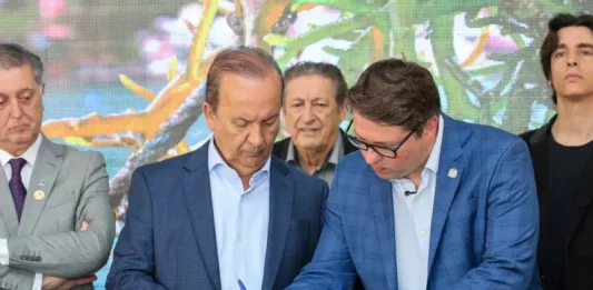 Governador Jorginho Mello e o secretário Tiago Bolan Frigo assinam pacote de incentivos durante o lançamento da 2ª Semana Catarinense do Pescado, em evento no Largo da Alfândega, em Florianópolis.