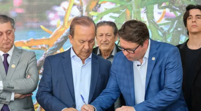 Governador Jorginho Mello e o secretário Tiago Bolan Frigo assinam pacote de incentivos durante o lançamento da 2ª Semana Catarinense do Pescado, em evento no Largo da Alfândega, em Florianópolis.