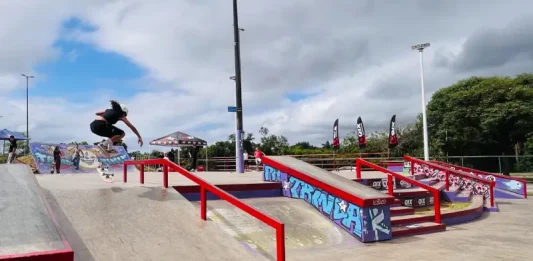 Skatista feminina em manobra na pista Trinda Times, em Florianópolis, que sediará a abertura do Circuito Brasileiro Pro Skateboarding