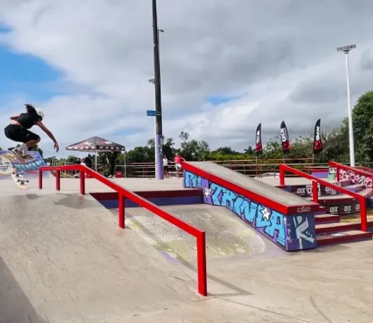 Skatista feminina em manobra na pista Trinda Times, em Florianópolis, que sediará a abertura do Circuito Brasileiro Pro Skateboarding