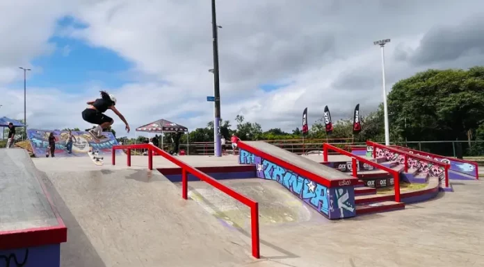 Skatista feminina em manobra na pista Trinda Times, em Florianópolis, que sediará a abertura do Circuito Brasileiro Pro Skateboarding