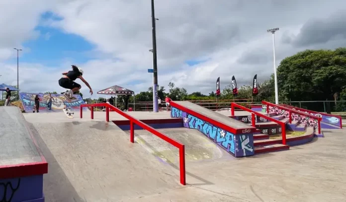 Skatista feminina em manobra na pista Trinda Times, em Florianópolis, que sediará a abertura do Circuito Brasileiro Pro Skateboarding